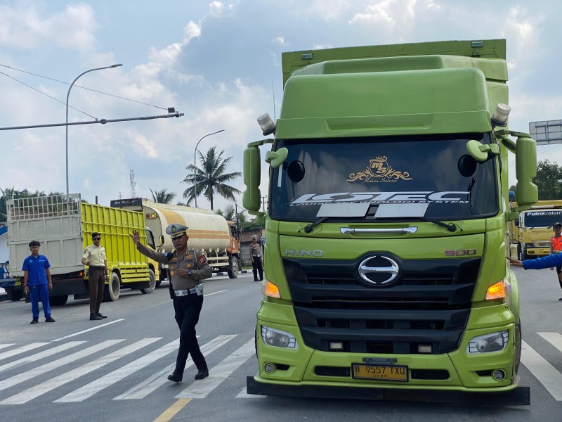 Ditlantas Polda Riau Temukan Sopir Tanpa Identitas, Dokumen Ditahan Perusahaan