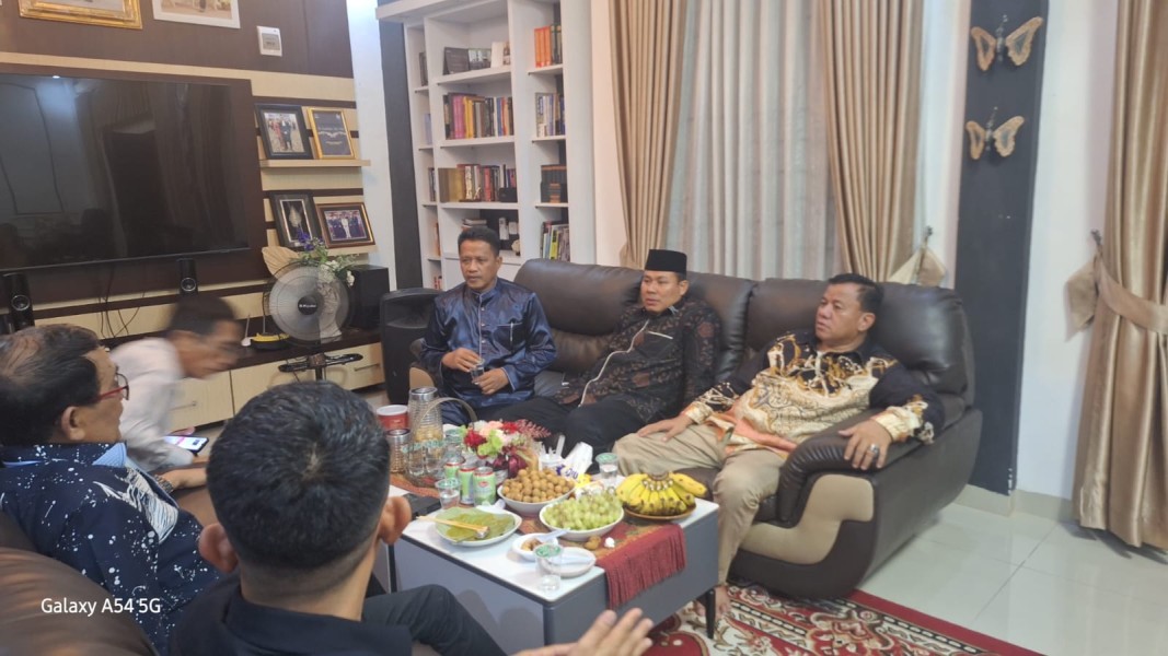 Bupati Kuansing Silaturahmi ke Kediaman Tokoh Riau Dr Syahlan di Pekanbaru