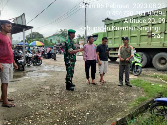 Babinsa Koramil 06/Cerenti Kodim 0302/Inhu Komsos Dengan Warga Binaan Memberikan Pengertian Tentang Pentingnya Menjaga Keamanan Lingkungan di Desa Banjar Nantigo 