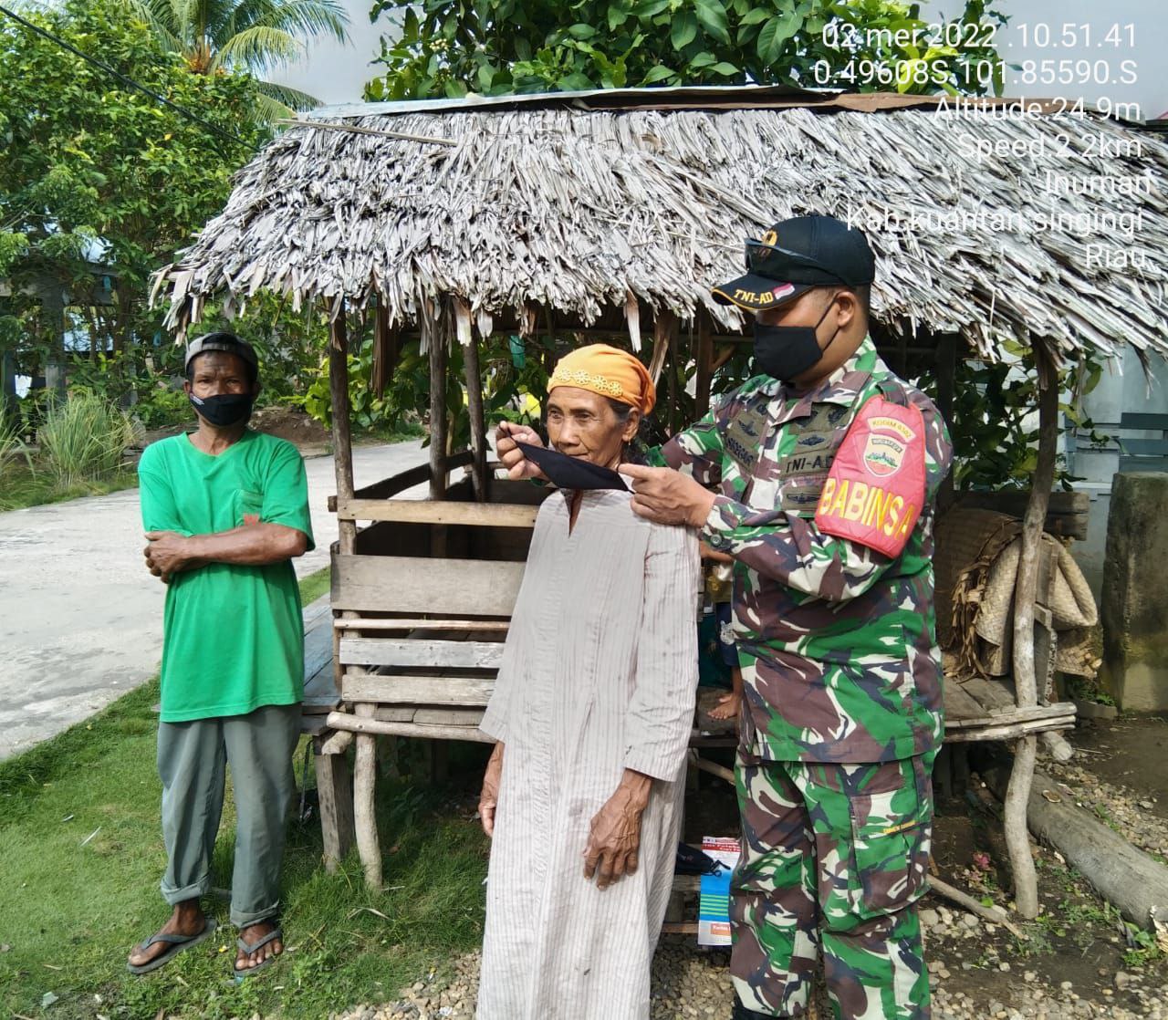 Sebagai Aparat Teritorial Babinsa Koramil 06/Cerenti Kodim 0302/Inhu Bagikan Masker Gratis Upaya Memperkecil Penyebaran Virus Covid-19