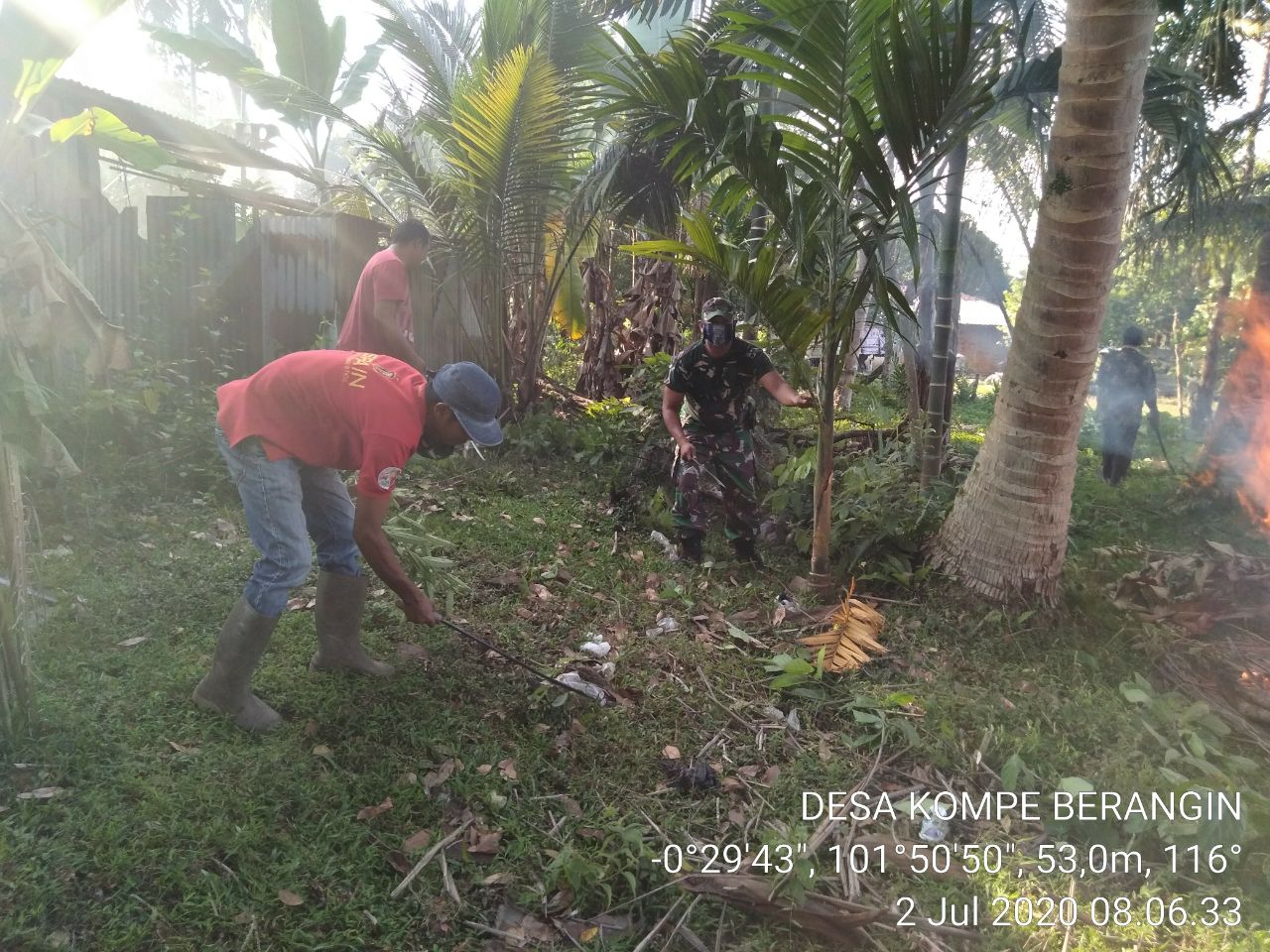 Tetap Mematuhi Protokol Kesehatan, Babinsa Koramil 06/Cerenti Dim 0302/Inhu Dukung Program Padat Karya Di Desa Kompe Berangin.