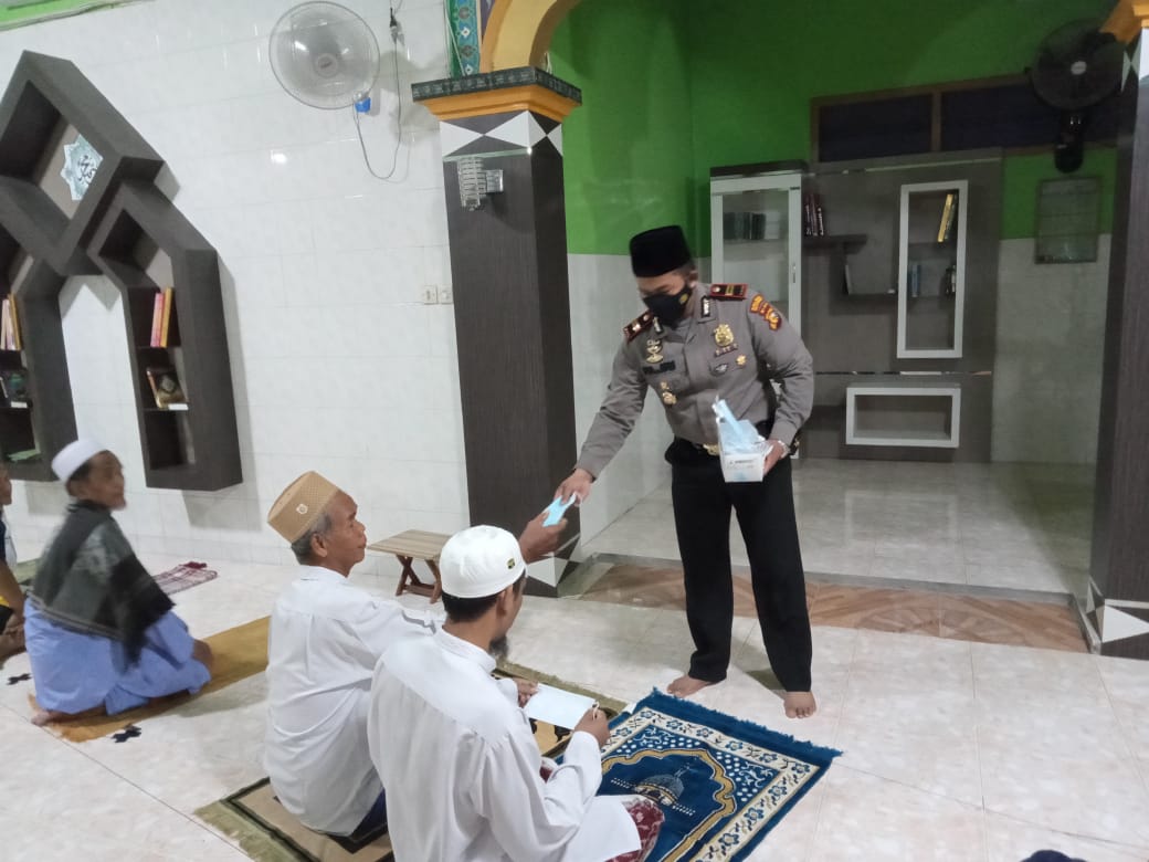Polsek Kerumutan Bagikan Masker Kepada Jamaah Tarawih