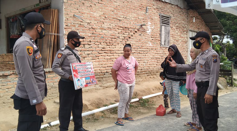 Personel Polsek Bandar Sei Kijang Imbau Warga Desa Kiyab Jaya Terapkan Protokol Kesehatan