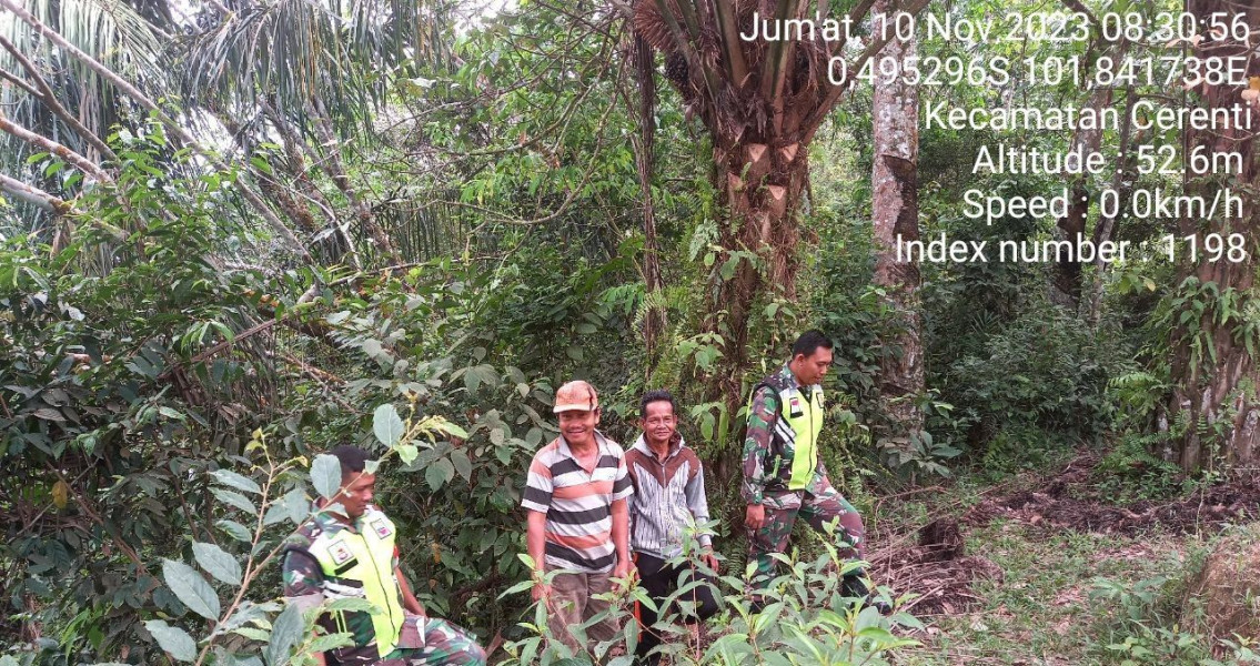 Babinsa Koramil 06/Cerenti dan Warga Desa Kompe Berangin Gelar Patroli dan Sosialisasi Karhutla