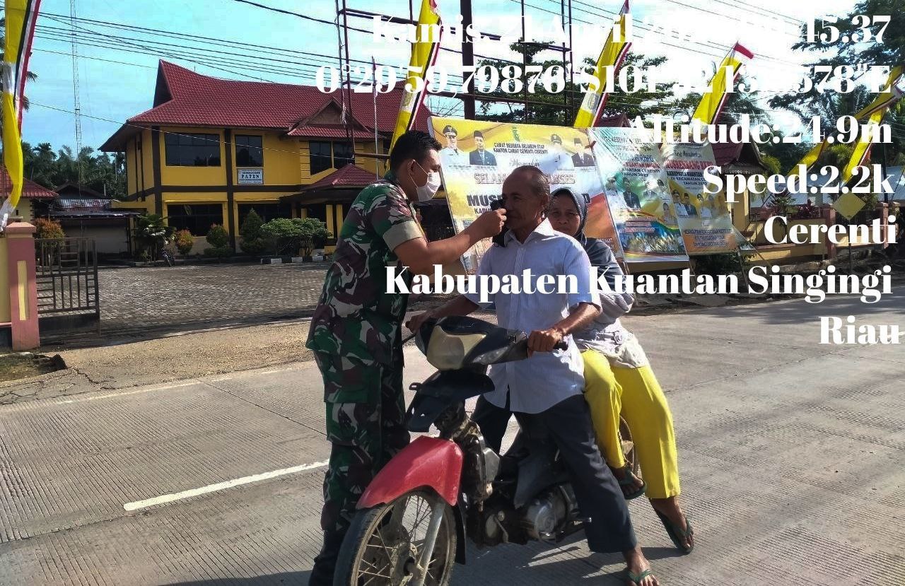 Babinsa Koramil 06/ Cerenti Dim 0302/Inhu Bagikan Masker Gratis Kepada Warga Upaya Memutus Penularan Covid-19 di Wilayah Teritorialnya