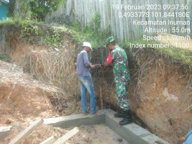 Babinsa Koramil 06/Cerenti Kodim 0302/Inhu Bantu Warga Desa Binaan Mengerjakan Pembuatan  Warung di Kecamatan Inuman 