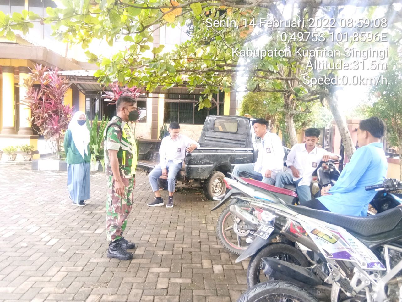 Babinsa Koramil 06/Cerenti Kodim 0302/Inhu Komsos Dengan Anak Sekolah SMKN 2 Berikan Himbauan Prokes Covid-19