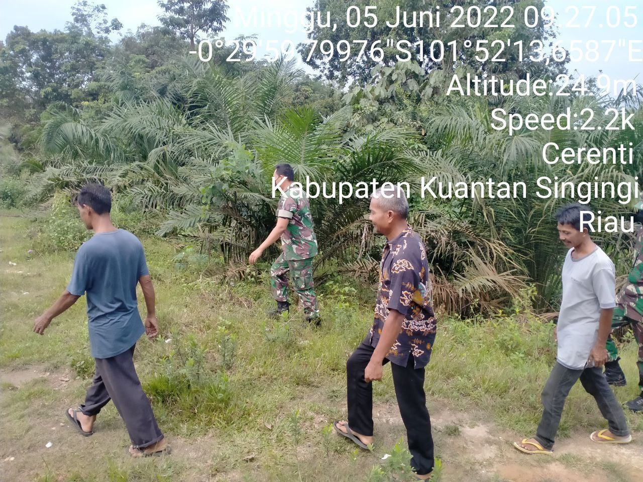 Tingkatkan Pengawasan Karlahut, Babinsa Koramil 06/Cerenti Kodim 0302/Inhu,Serda Pirman dan Kopda Mohammad Soleh Melaksanakan Patroli Karhutla Diwilayah Binaan Desa Pulau Panjang Cerenti