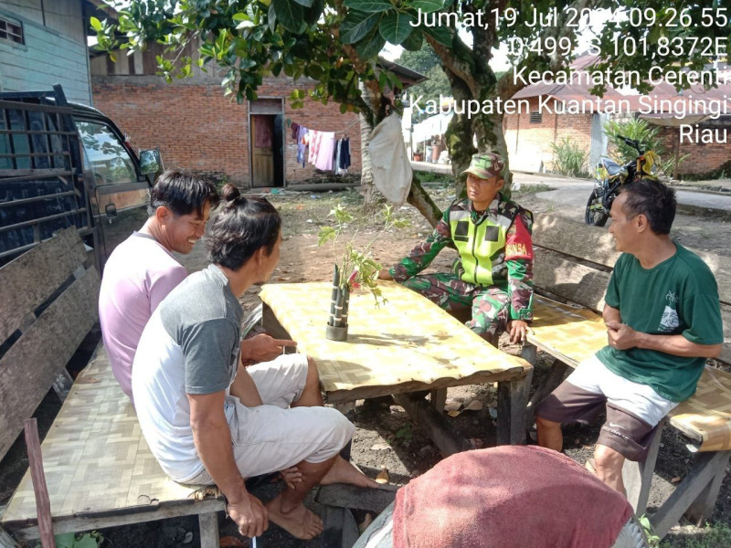 Melaksanakan Komsos Di Kelurahan Koto Peraku, Babinsa Koramil 06/Cerenti Kodim 0302/Inhu Ajak Warga Tanamkan Nilai Nilai Pancasila Dalam Kehidupan Sehari Hari