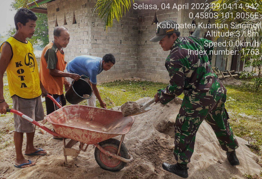 Babinsa Koramil 06 /Cerenti Kodim 0302/Inhu Bergotong Royong Membantu Masyarakat Plaster Rumah