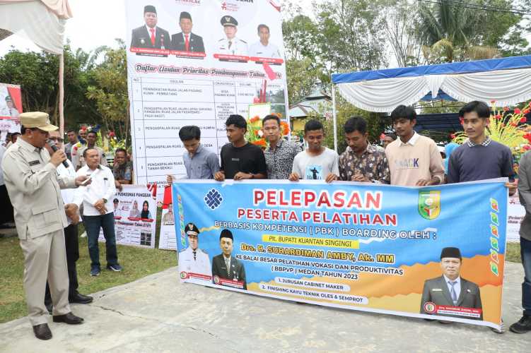 Ciptakan Lapangan Kerja, Plt Bupati Suhardiman Amby Lepas 16 Pemuda Kuansing Diklat Naker Ke Medan