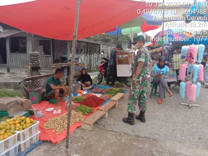 Kopda Junedi Babinsa Koramil 06/Cerenti Kodim 0302/Inhu Cek Harga Sembako Di Pasar Tradisional 
