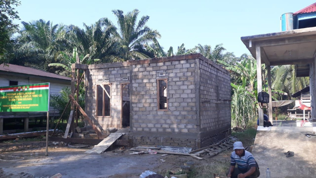 Kodim 0302/Inhu Melaksanakan PROGRAM TMMD ke-120 tahun 2024 Membangun Rumah Tidak Layak Huni Ibuk Siti 