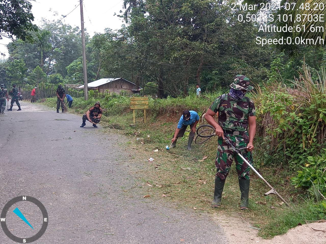 Babinsa Koramil 06/Cerenti Dim 0302/Inhu Bersama Warga Gotong Royong Bersihkan Lingkungan