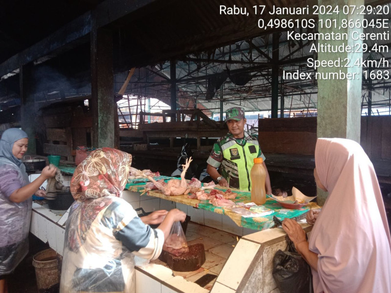 Babinsa Koramil 06/Cerenti Kodim 0302/Inhu Monitoring Harga Sembako Dipasar Cerenti Wilayah Teritorial