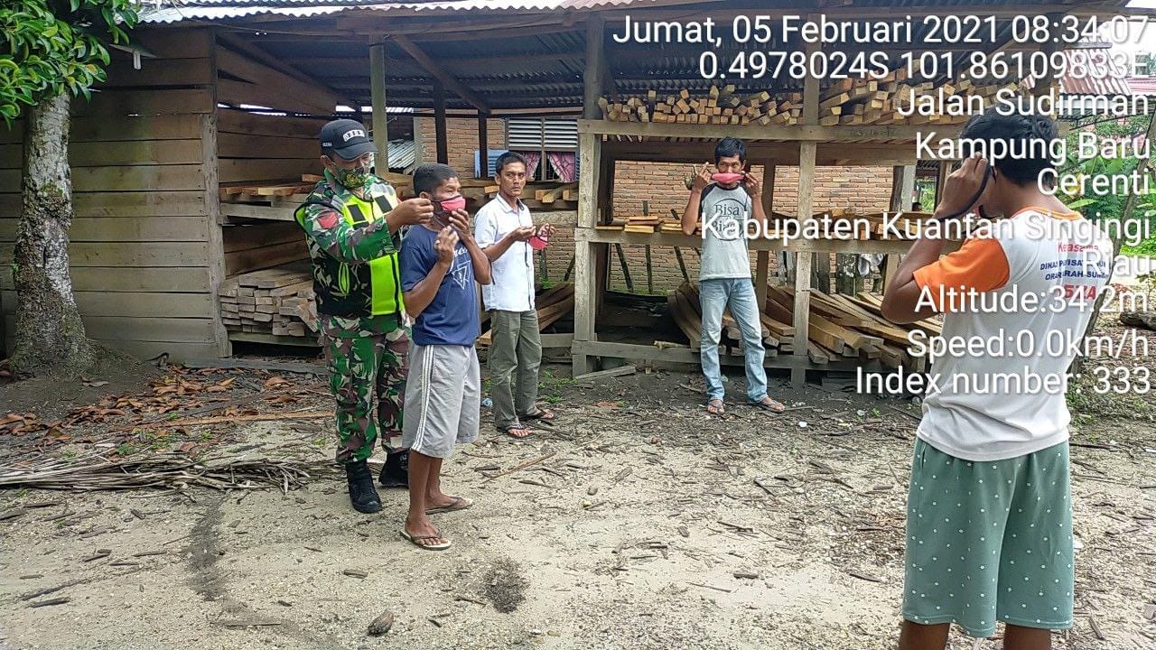 Babinsa Koramil 06/Cerenti Dim 0302/Inhu Bagikan Masker Guna Tekan Penyebaran Covid-19 Di Desa Kampung Baru Cerenti