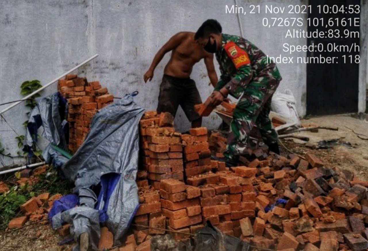 Babinsa Koramil 06/Cerenti Kodim 0302/Inhu Babinsa Menolong Masyarakat Memuat Batu Bata Merah di Desa Pulau Sipan Kecamatan Inuman