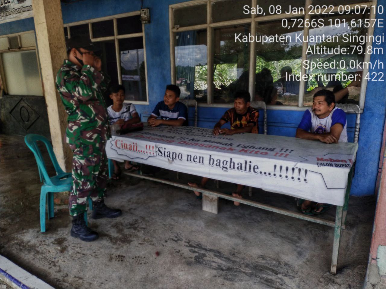 Jalin Silaturahmi, Babinsa Koramil 06 /Cerenti Kodim 0302/ Inhu Komsos Dengan Warga