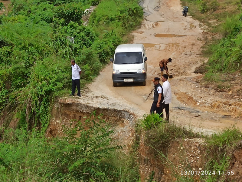 Jalan Longsor Di Desanya Cepat Di Tangani;  Kades Pulau Aro Dan Lubuk Ambacang Apresiasi Bupati Kuansing
