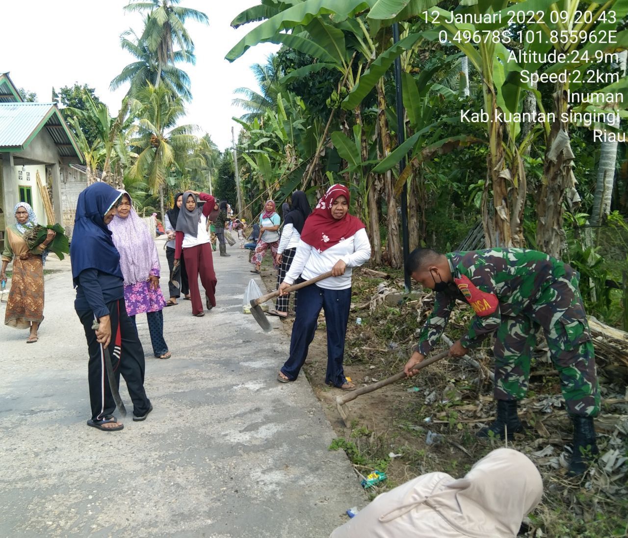 Babinsa Koramil 06/Cerenti Kodim 0302/ Inhu Bersama Masyarakat Gotong Royong Membersihkan Jalan di Pulau Panjang Hilir