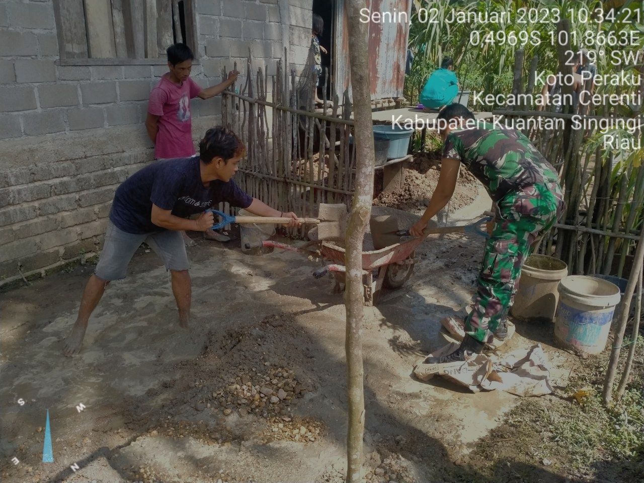 Bangun Keakraban Babinsa Koramil 06/Cerenti Dim 0302/Inhu Bantu Warga Membuat Dapur Rumah Di Kelurahan Koto Peraku