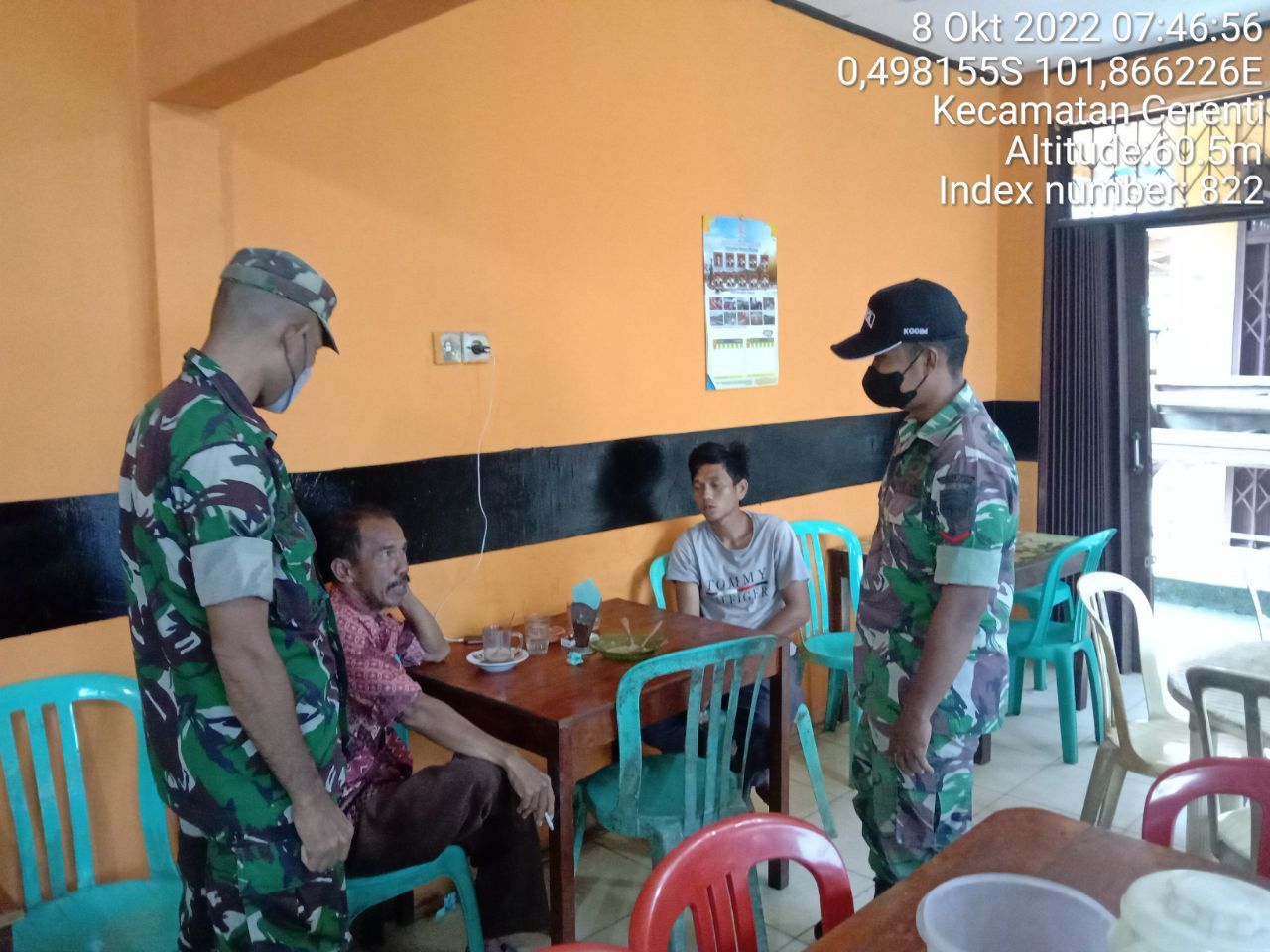 Babinsa Koramil 06/Cerenti Kodim 0302/Inhu Berikan Sosialisasi Serta Himbauan Kepada Warga Agar Patuhi Prokes Covid-19 di Salah Satu Warung Kopi di Desa Pasar Inuman