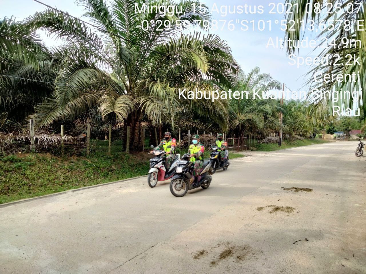 Babinsa Koramil 06/Cerenti Dim 0302/Inhu Laksanakan Patroli dan Sosialisasi Kepada Masyarakat