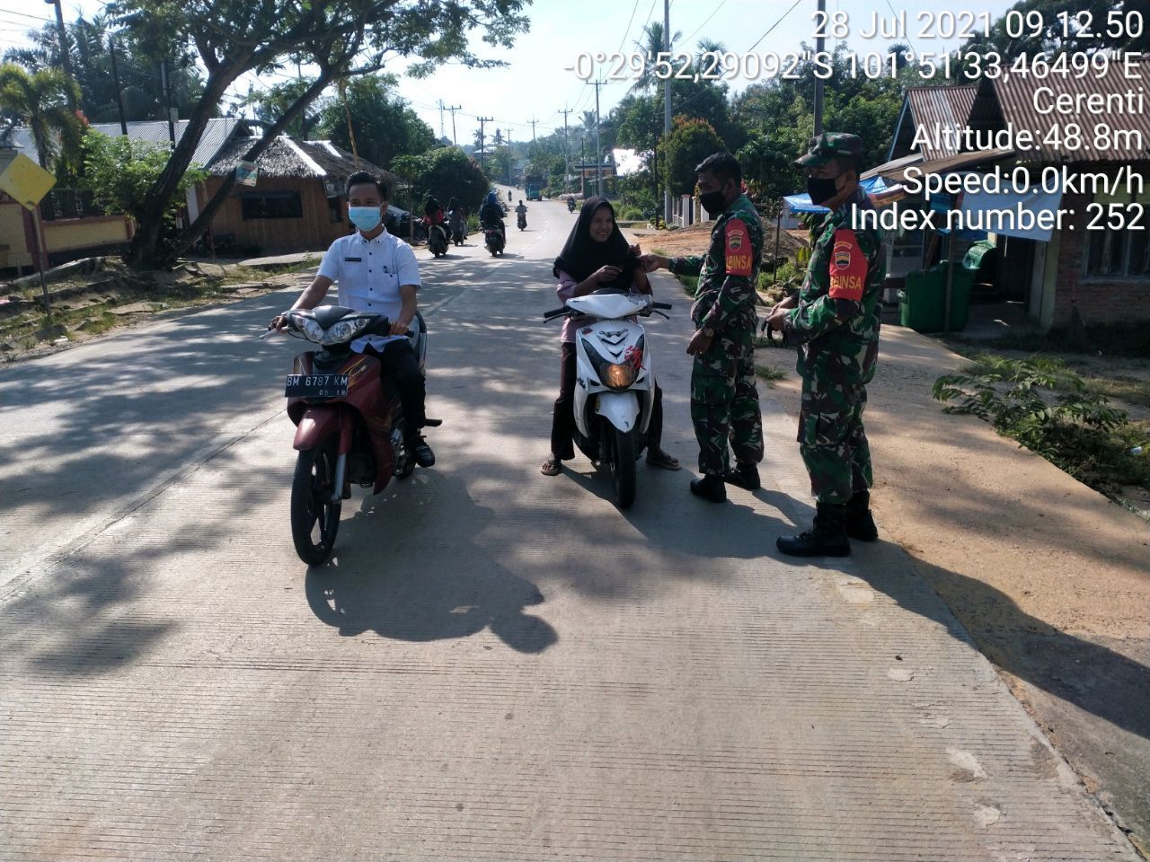 Lindungi Warga Dari Covid-19, Babinsa Koramil 06/Cerenti Kodim 0302/Inhu, Serda Abdul Wahab Bagikan Masker Gratis