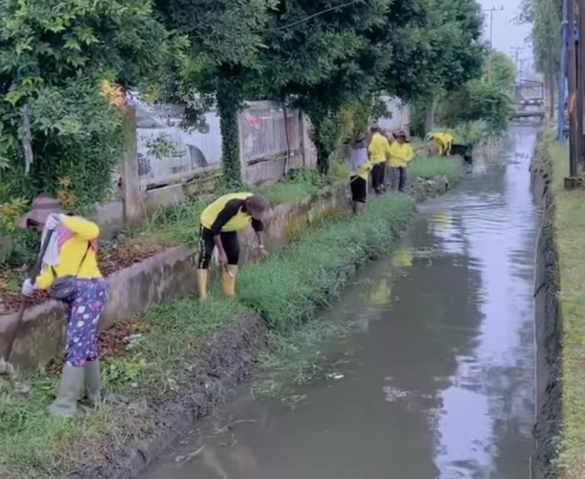 Pasukan Kuning PUPR Pekanbaru Terus Dikerahkan Normalisasi Drainase