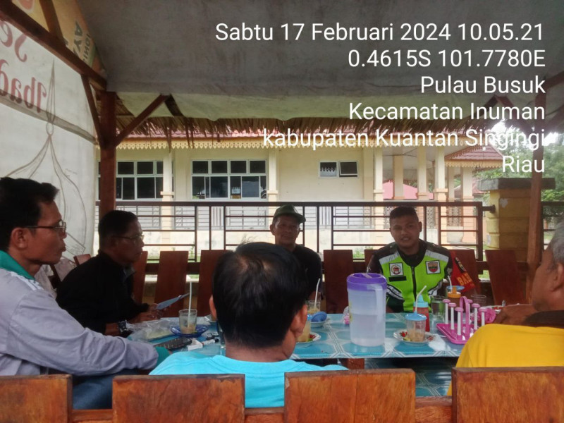 Anggota Koramil 06/cerenti  Kodim 0302/Inhu Tetap Akrab Dengan Warga Desa Binaan Pulau Busuk 