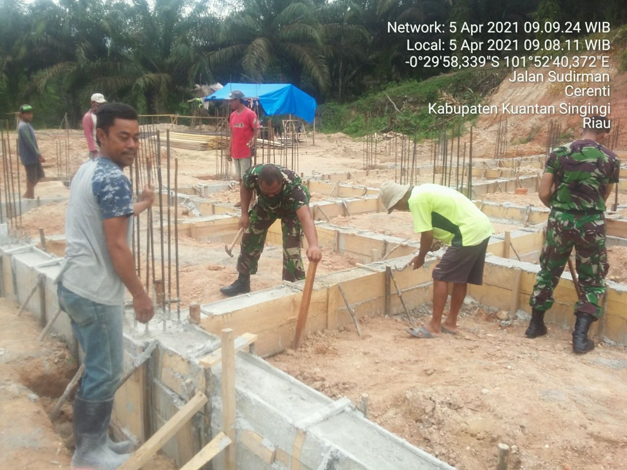 Tanamkan Sikap Kebersamaan Dan Gotong Royong, Babinsa Turut Bantu Pembangunan Pondasi Masjid