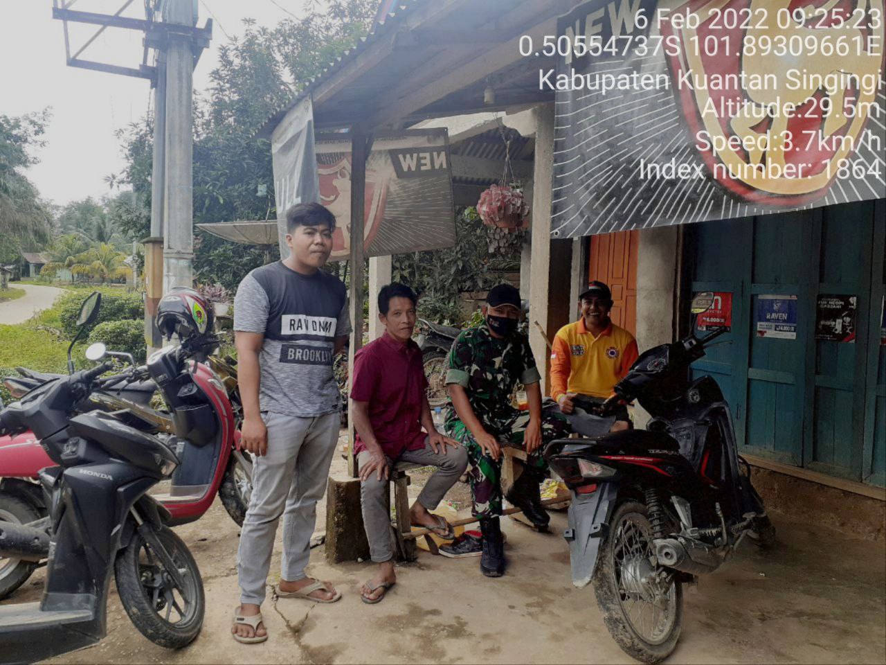 Sertu Efison Babinsa Koramil 06/Cerenti  Dim 0302/Inhu Komsos Dengan Warga Desa Koto Inuman