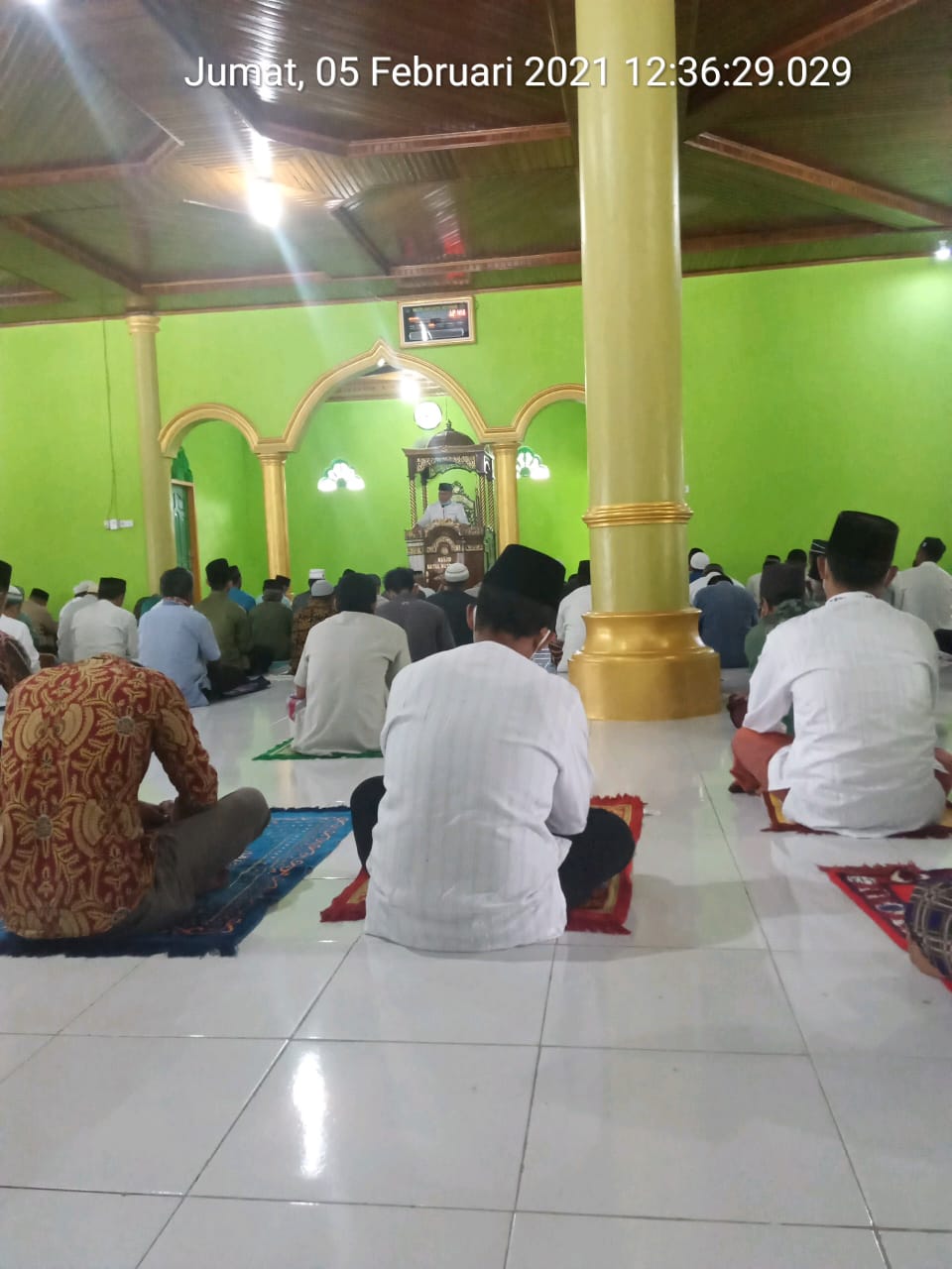 Turut Dukung Tugas Polres Kuansing Cegah Penyebaran Covid-19, Khatib Sholat Jum'at Mesjid Al Muttaqim Sampaikan Pesan Patuhi Prokes 5 M
