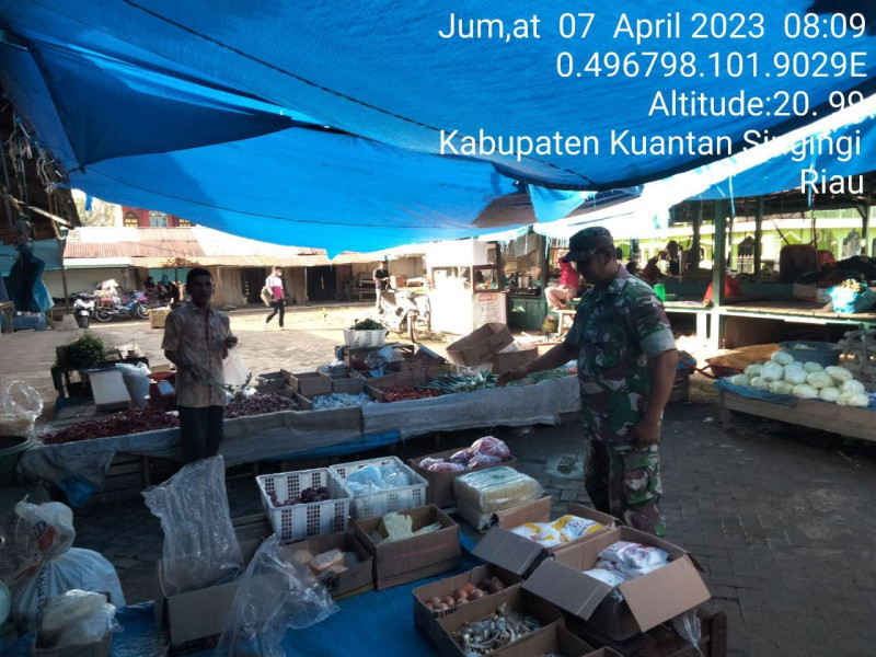 Serda Juanda Babinsa Koramil 06/Cerenti Kodim 0302/Inhu Pantau Perkembangan Harga Kebutuhan Pokok Wilayah Kecamatan Cerenti