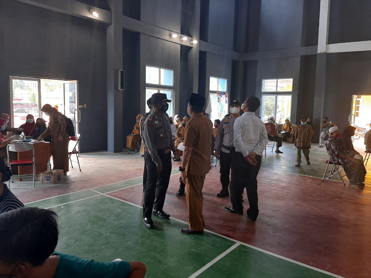 Kapolsek Ukui Tinjau Pelaksanaan Vaksinasi di Desa Bukit Jaya