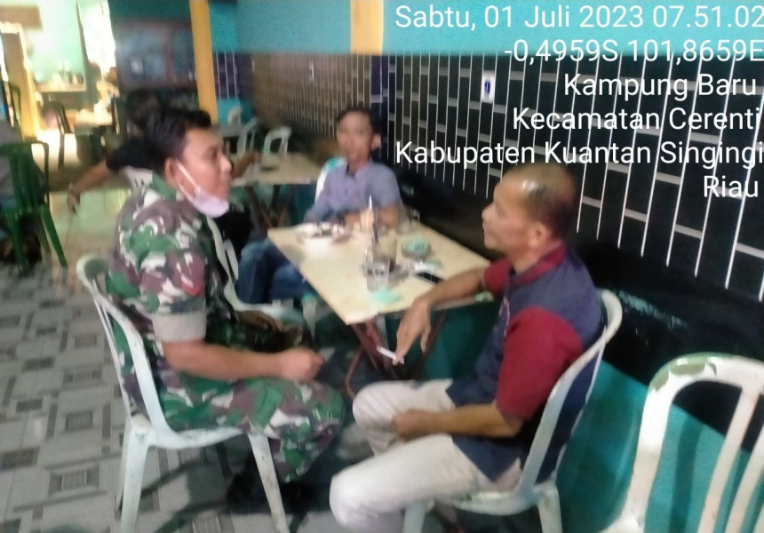 Babinsa Koramil 06/Cerenti Kodim 0302/Inhu Kopda Muhamad Soleh Laksanakan Komsos Dengan Warga Desa Binaan Memberikan Pengertian Tentang Pentingnya Menjaga Keamanan Lingkungan