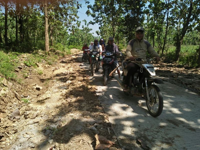 Warga Luar Desa Godo Ikut Menikmati Jalan Hasil TMMD Kodim Pati