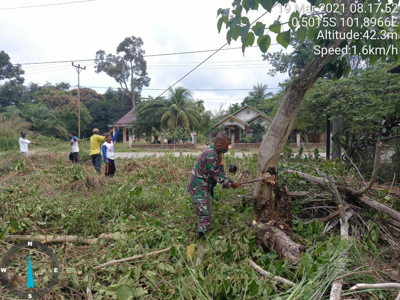 Babinsa Bersama Perangkat Desa  Gotong Royong Pembuatan Lahan Pekarangan