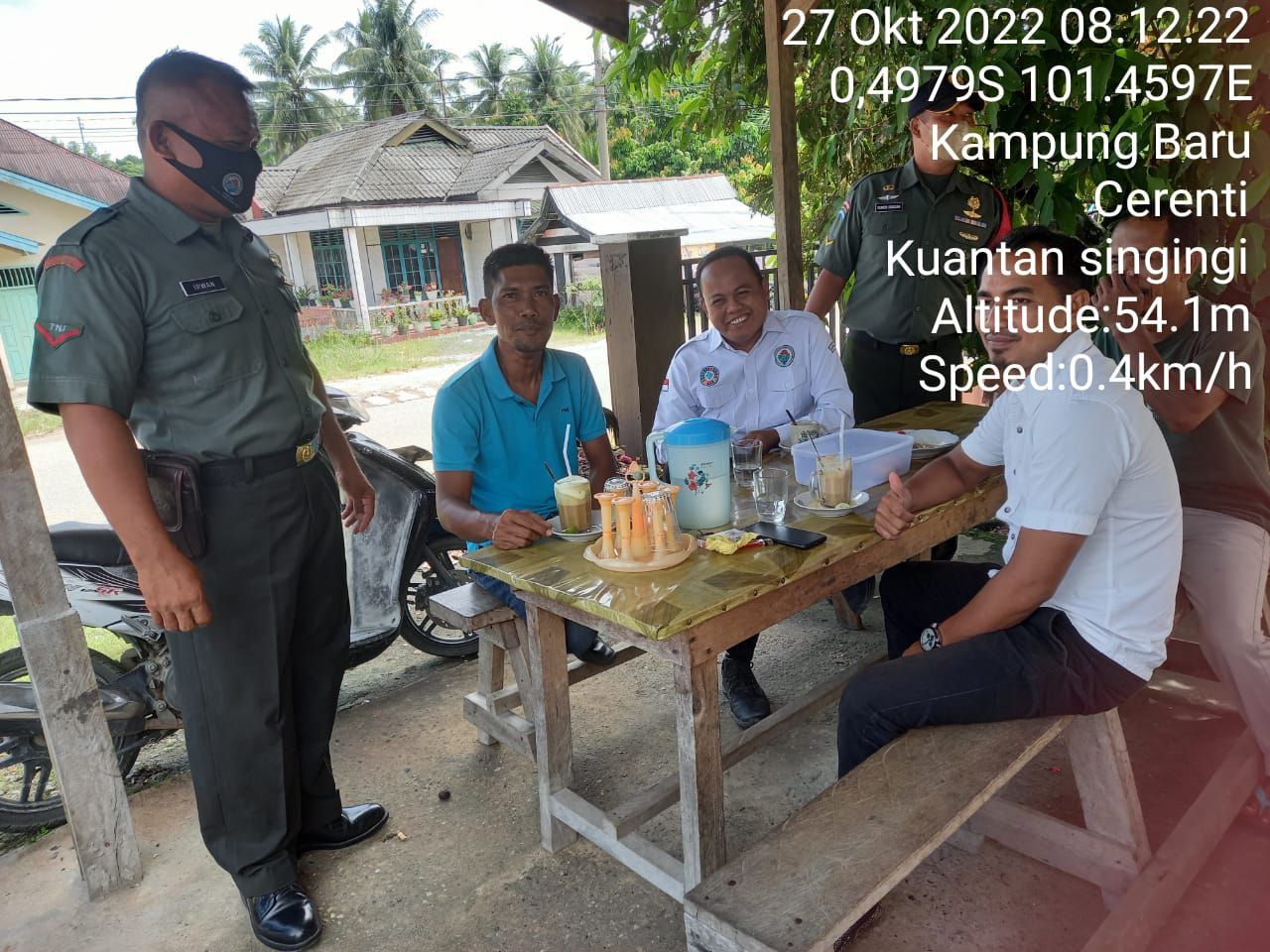 Di Warung Kopi, Kopda Irwan Babinsa Koramil 06/Cerenti Kodim 0302/Inhu Berikan Himbauan Penerapan Prokes