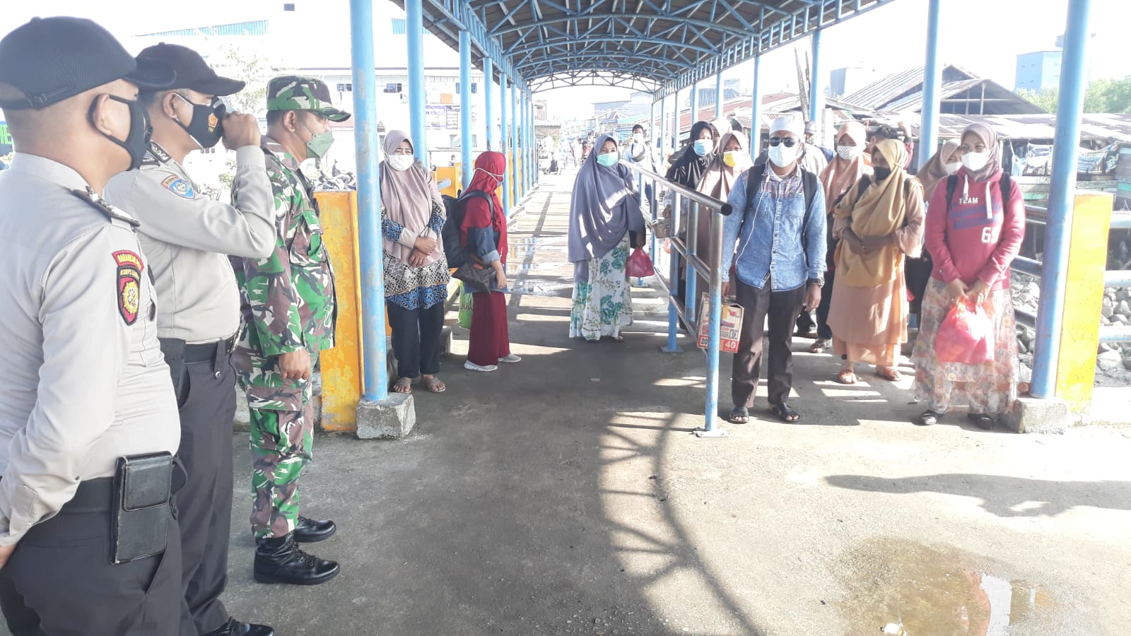 Pastikan Warga Tertib Prokes, Polsek Kuala Kampar Monitor Antrean di Pelabuhan