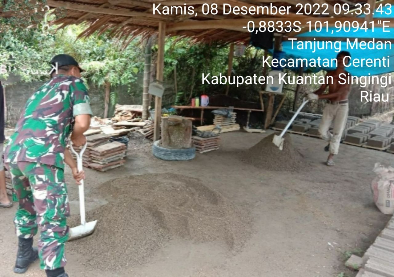Bangun Keakraban Babinsa Koramil 06/Cerenti Kodim 0302/Inhu Bantu Warga Membuat Batako Di Desa Tanjung Medan Kecamatan Cerenti
