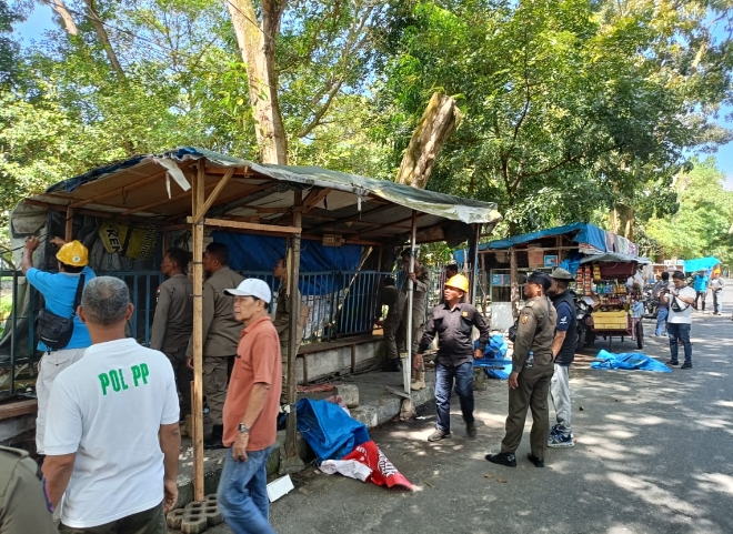 Penataan Kota, Satpol PP Bongkar PKL di Sekitar Taman Kota dan Hotel Aryaduta