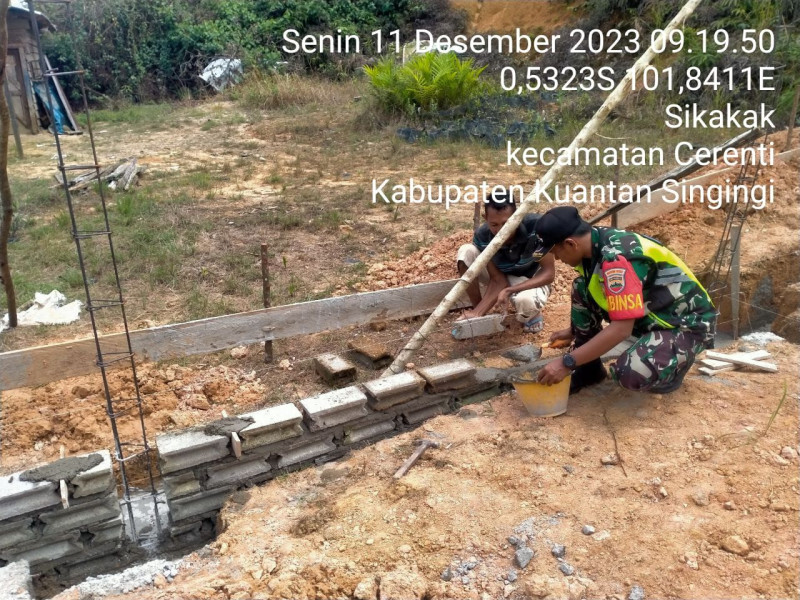 Di Desa Binaan, Anggota Babinsa Koramil 06/Cerenti Kodim 0302/Inhu Membantu Warga Binaan