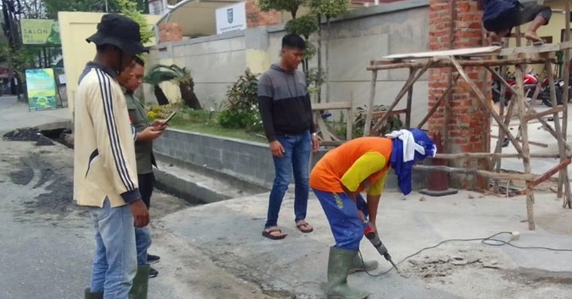 Dinas Perkim Berupaya Atasi Banjir dengan Membersihkan Drainase di Kecamatan Senapelan