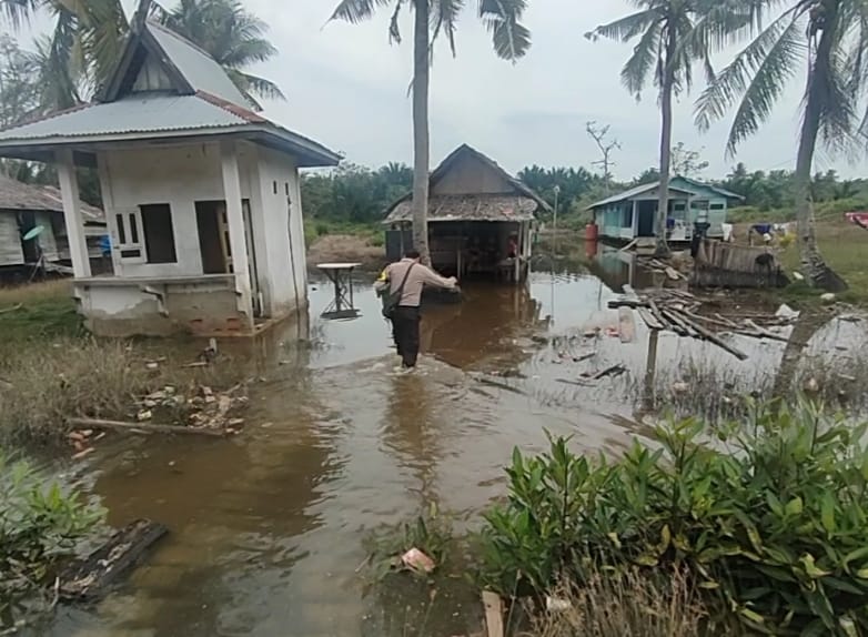 Polsek Bantan Bantu Warga yang Terdampak Banjir Air Pasang di Teluk Lancar