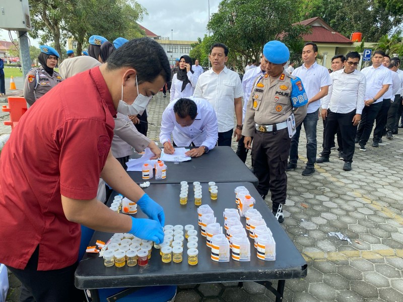 Polda Riau Gelar Tes Urine Mendadak, Kapolda: Anggota Positif Narkoba Diusulkan Dipecat