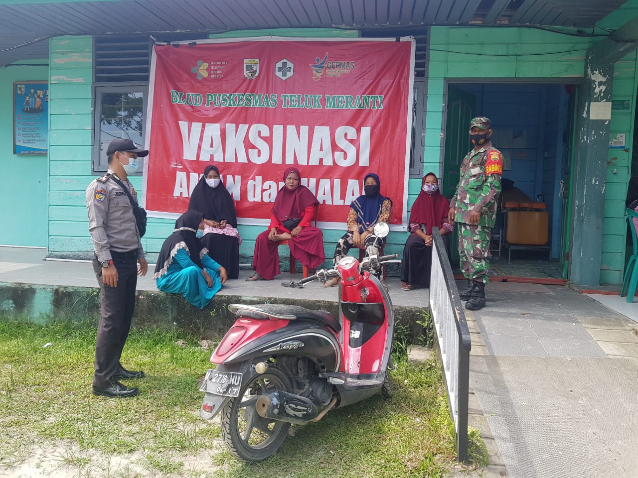 Polisi Awasi Pelaksanakan Vaksinasi Massal di Puskesmas Teluk Meranti Pelalawan