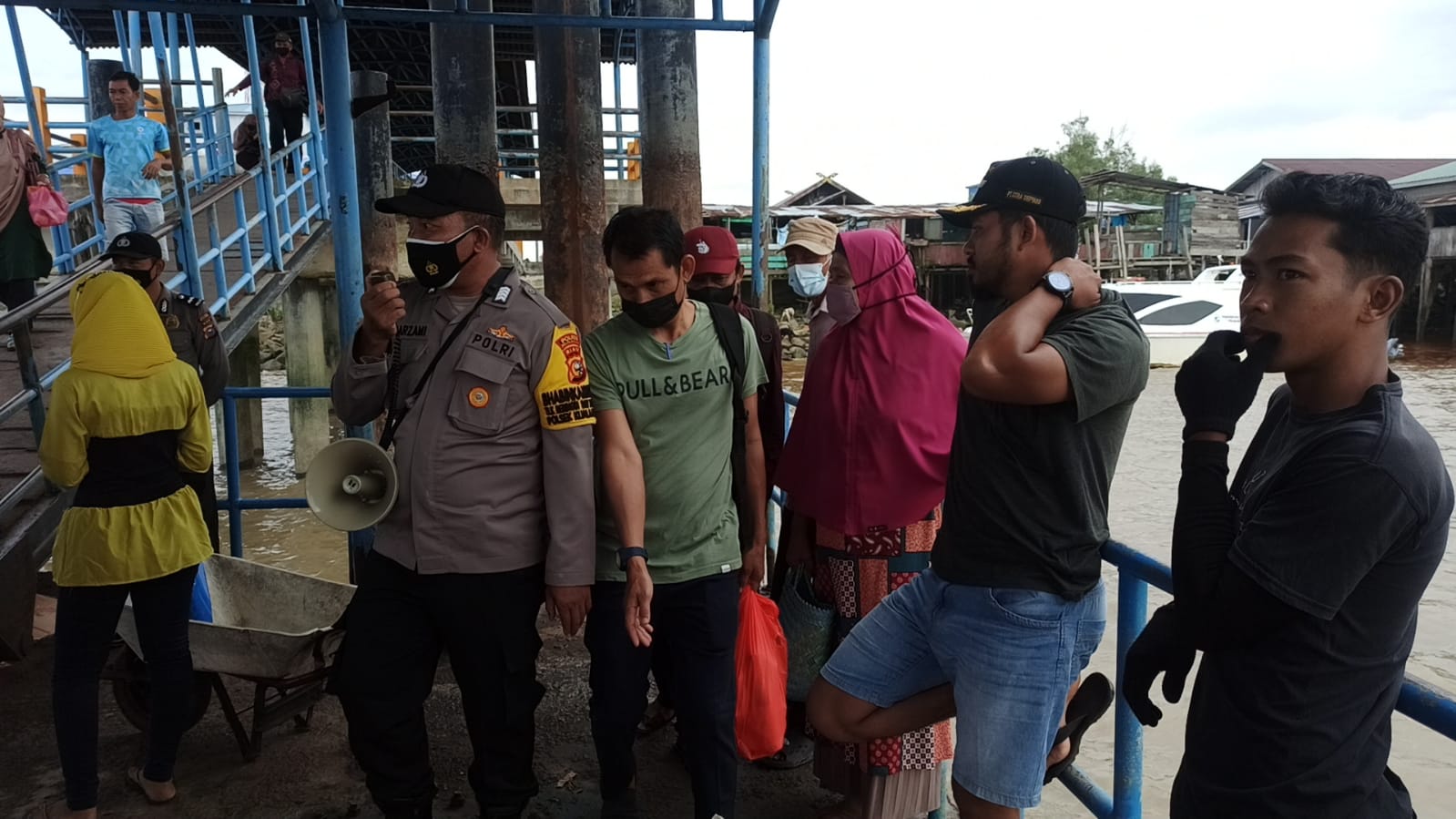 PPKM Mikro, Polsek Kuala Kampar Tingkatkan Disiplin Prokes di Pelabuhan Teluk Dalam