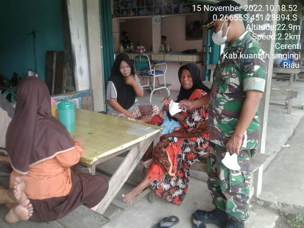 Aksi Babinsa Koramil 06/Cerenti Kodim 0302/Inhu Bagikan Masker Sebagai Upaya Memberikan Kesadaran Kepada Warga