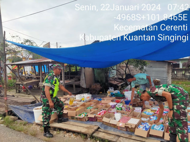 Babinsa Koramil 06/Cerenti Kodim 0302/Inhu Serda Juanda dan Pratu Dandy Monitoring Harga Sembako Dan Harga Daging Ayam